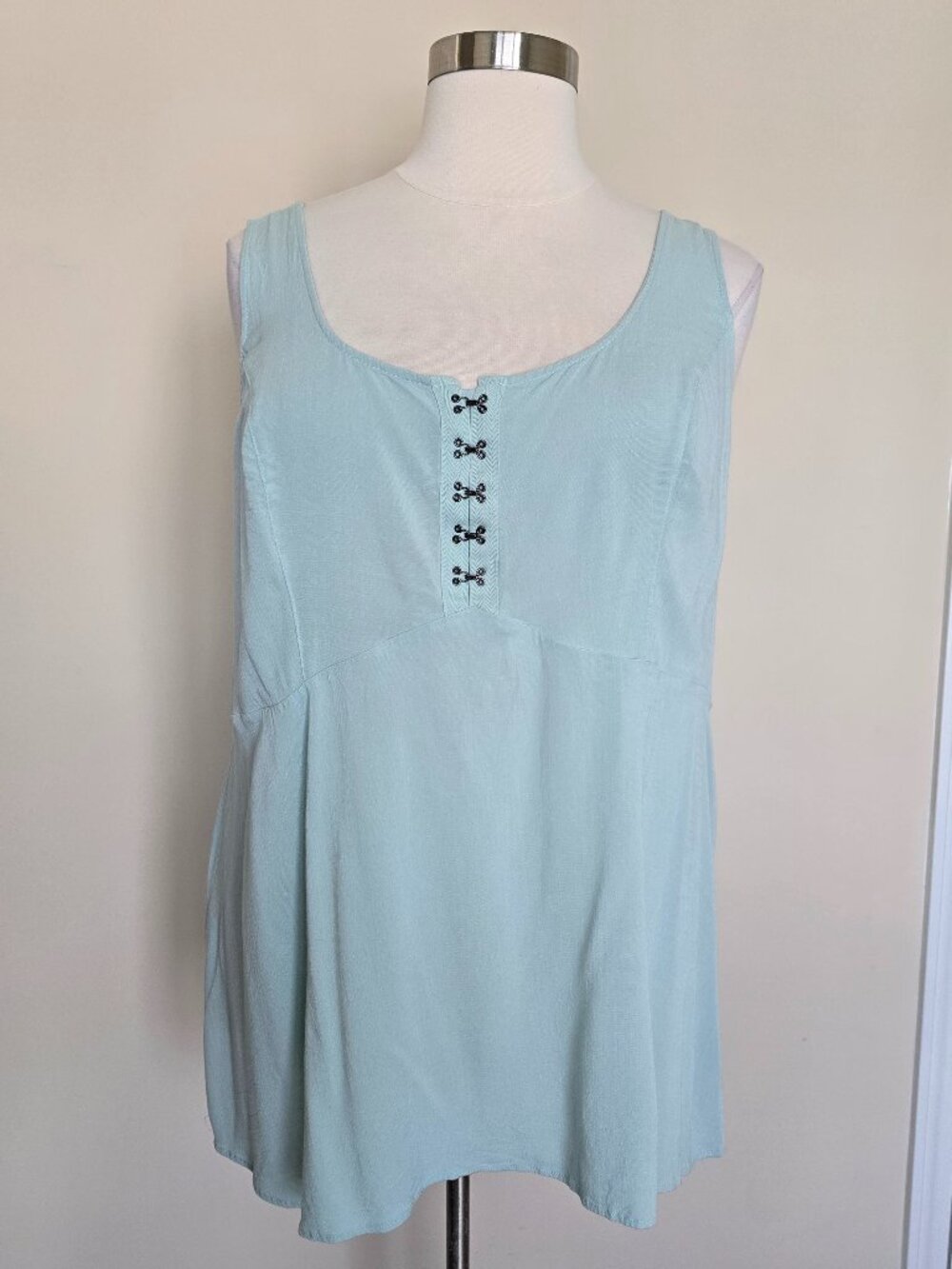 Torrid Plus Size 4 Light Aqua Blue Hook Front Sleeveless Shirt Tank Top